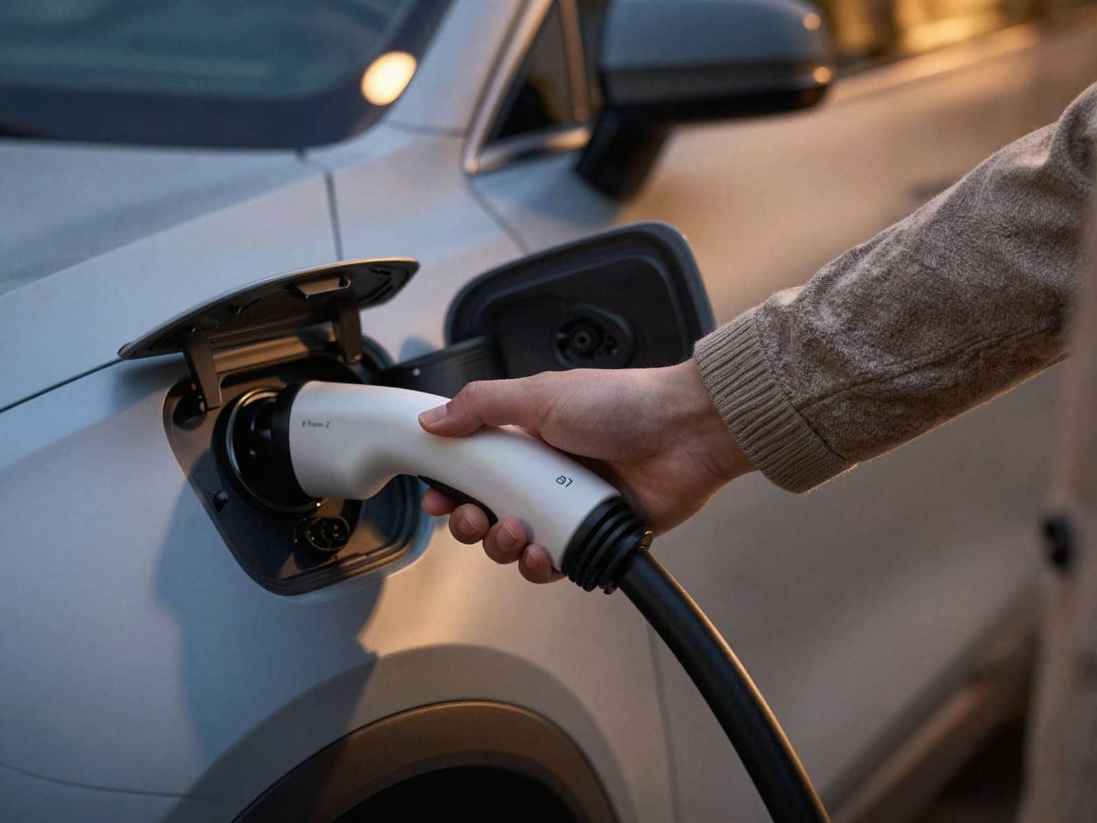 Elektrische auto wordt ingeplugd